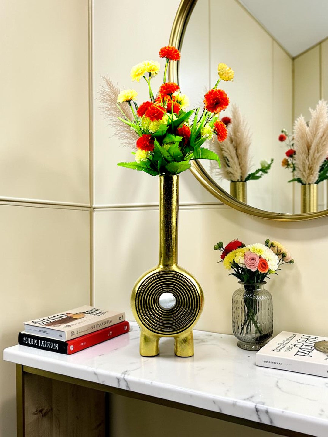 Handcrafted Golden Aluminium Lollipop-Shaped Round Flower Vase: Unique Artistry for Floral Display