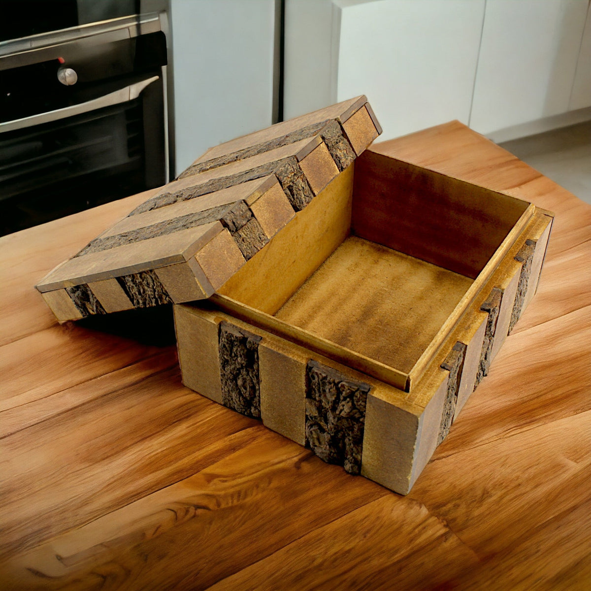 Luxe Rustic Bark-Finish Wooden Trinket Box – Handcrafted Elegance